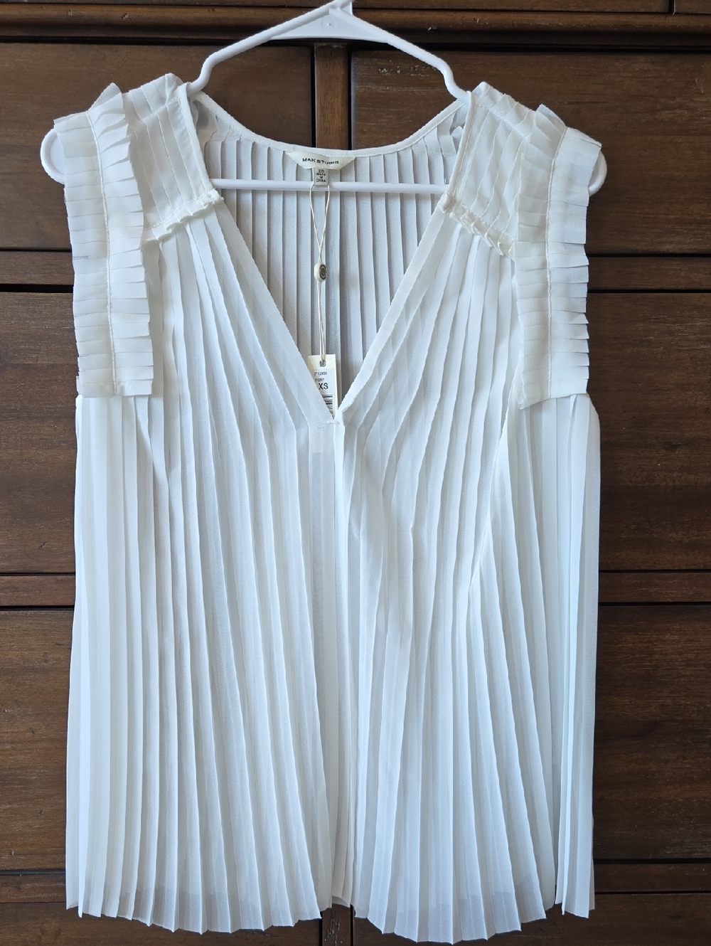 Max Studio White Pleated V-Neck Sleeveless Top Size XS. NWT